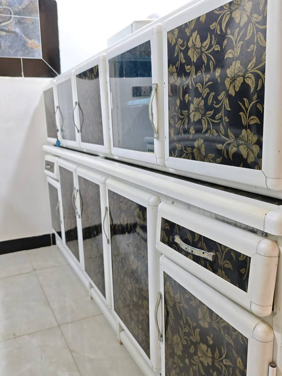 كاونتر اخو الجديد تفصال قديم
اربع قطع نضافته 90% سعره 500 وبي مجال بصيط  
المكان كوت حي الجهاد ***********
