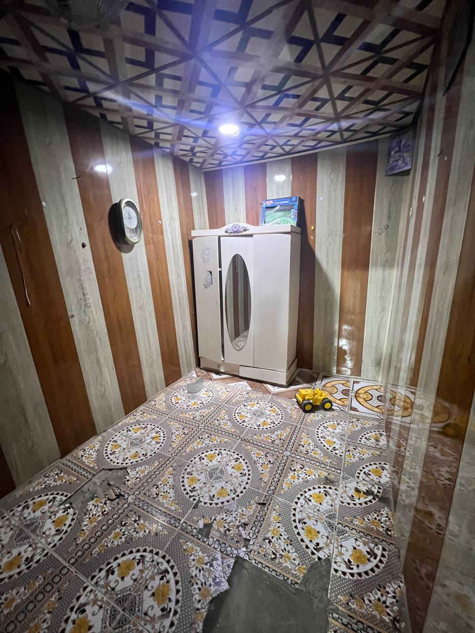 السلام عليكم يتوفر بيت حواسم في الجمعيات قرب الضريبه مساحته ١٣٠ متر بي 3 غرف ومطبخ خارجي سعره ١١ وبي مجال بسيط لليشتري 
***********
#عقارات #عقار #البصرة #بصره
