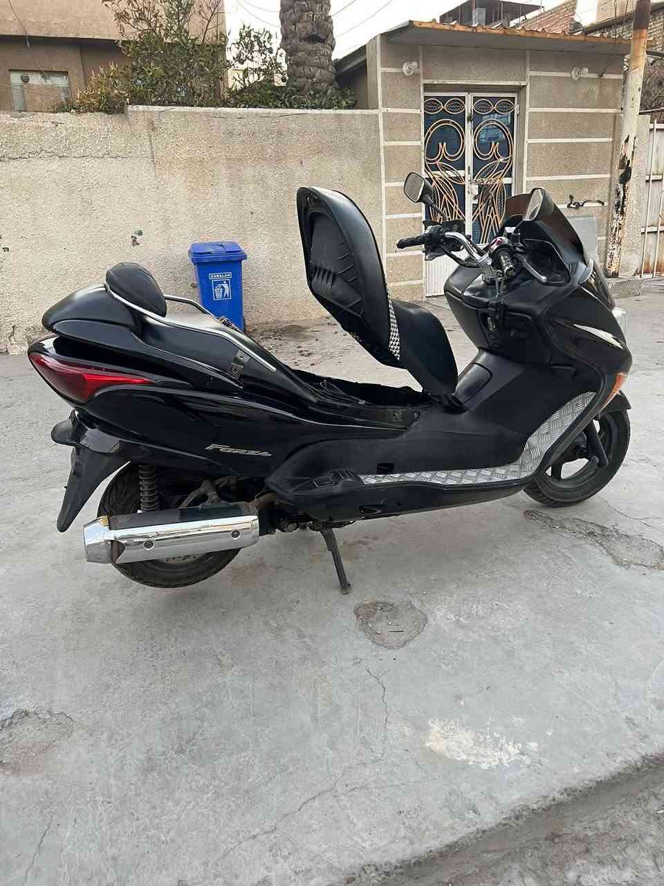 فورزه8️⃣0️⃣
بصمه
دراجه جديده وكامله
مكينه وكير كهربائيات كامله
مكاني بغداد الدوره ***********
السعر (مليون ١٠٠)
