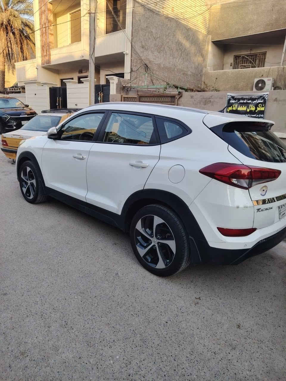 السلام عليكم.
توسان 2017 خليجي
محرك 2000
رقم بغداد
مواصفات
كامره
شاشة كبيره
حساسات امامي خلفي
فول تحكم استيرن
لايت جانبي
مرفق مع الصور. سونار
المكان بغداد /  الشعب
رقم الهاتف. ***********
  ( 138) وبيها مجال شي بسيط

