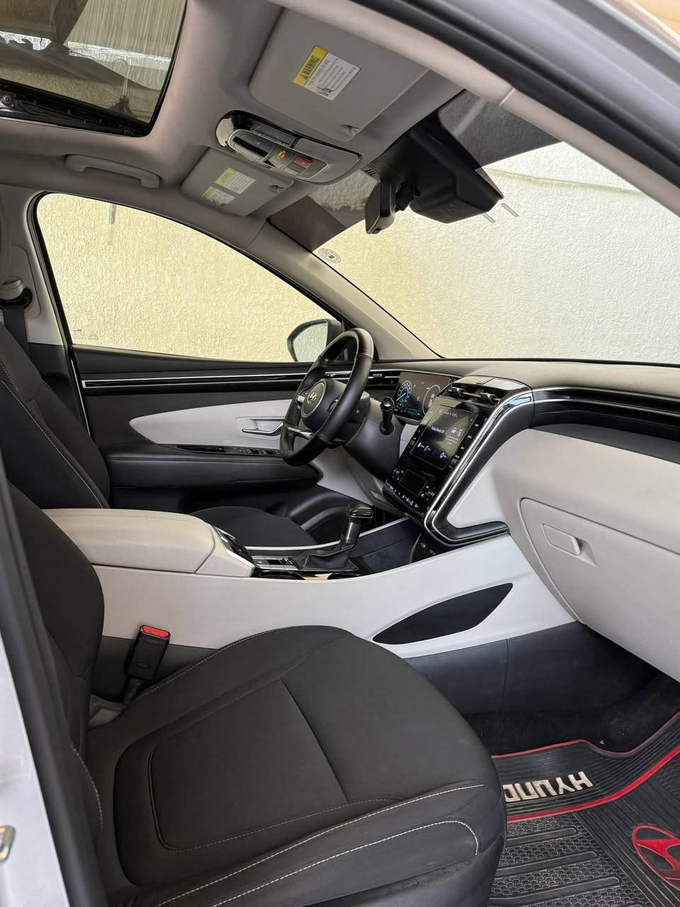 توكسان 2022 امريكي
ماشية 52 الف كيلو متر مو ميل
فول مواصفات 
فتحة
تشغيل عن بعد
صندوق كهرباء
كرسي كهرباء
كراسي تدفئة
شاحن واير ليس
تبريد قطعتين
هاند بريك بصمة
انظمة قيادة 
بصمتين
محرك 2.500 … 4 سلندر 
وغيرها من المواصفات المعروفة

حادثها كلش حلو الباب خلف الصدر مبدل 
وهنا بالعراق صار بيها اقل الشبر بخشم
الجاملغ الامامي بارد ومكحل على كده
هزة و سنوية ورقم كلهن جدد 
وبإسمي تحويل او وكالة

العنوان : بغداد - الدورة
السعر 200 وبيها مجال اتصل وتدلل
***********
