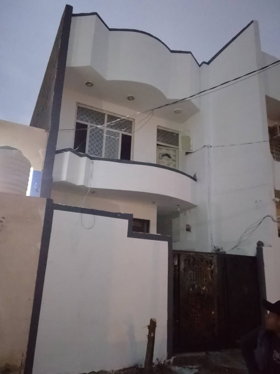 سلام عليكم بيت للبيع المساحة ١٠٠متر العنوان بلحولي الزراعي قرب جامع المدينه المنوره ل***********
