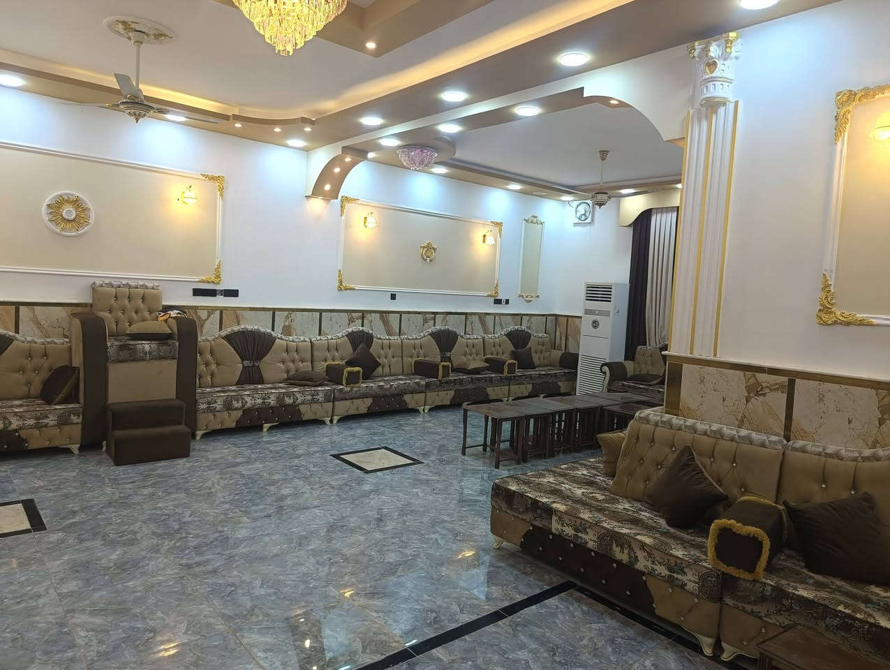 يوجد بيت للبيع مساحه400جاهز من كلشي من طاقه شمسيه يحتوي على 3غرغ. وستقبال طول 21 متر وصاله طول 10متر وبي صحيات  داخليه وخارجيه جاهزمن كلشي حته اثاث  تريده هو اثاث  او بدون اثاث ماعايز من شي كامل مكمل بيت استفسار وتواصل على واتساب واتساب الإتصال على هذا رقم***********.   ***********0.  تواصل علي واتساب
