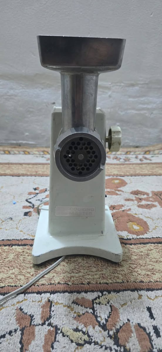للبيع مثرامة لحم ماركة توشيبا موديل MT-500B ياباني أصلي (صنع في اليابان) [Image 3].
الحالة: جديدة تماماً مخزونة (ولا مرة مستخدمة) بحالة الوكالة.

الملحقات: كاملة 100% مع كافة غراضها الأصلية (البريمة، الشفرة، المصفى، والغطاء) جاهزة للعمل فوراً.

المواصفات: دشالي حديد، محرك قوي واعتمادي جداً [Image 3].

الجهاز شغال شرط الفحص والتجربة.***********

