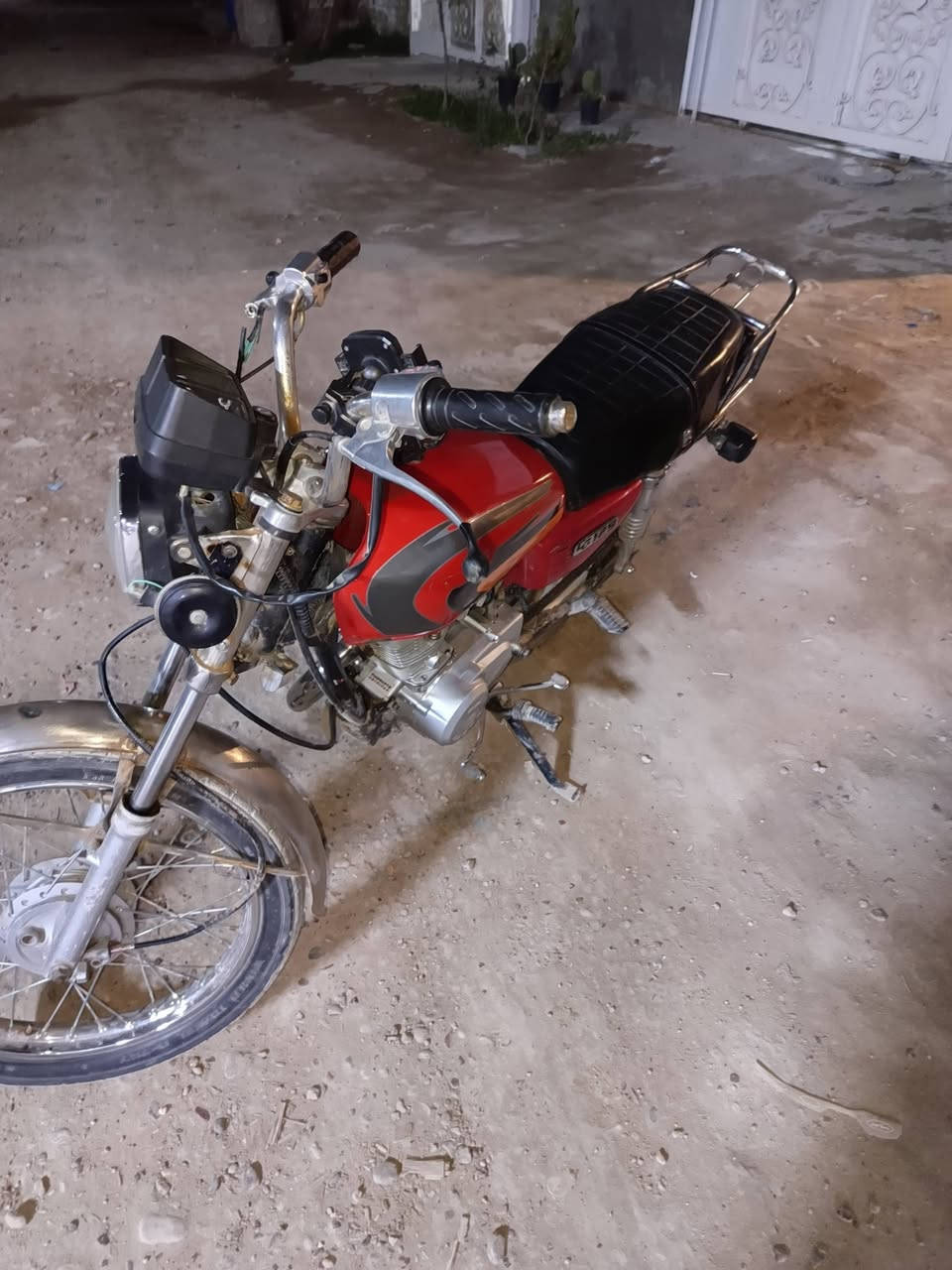 السلام عليكم دراجة ايراني أربعة قير 
كهربائيات كلها شغاله 
المكينة خير من الله 
بيها نقوصات بسيطه 
السعر 280 وبيها مجال بسيط
مكاني الزعفرانية 
الرقم ***********
