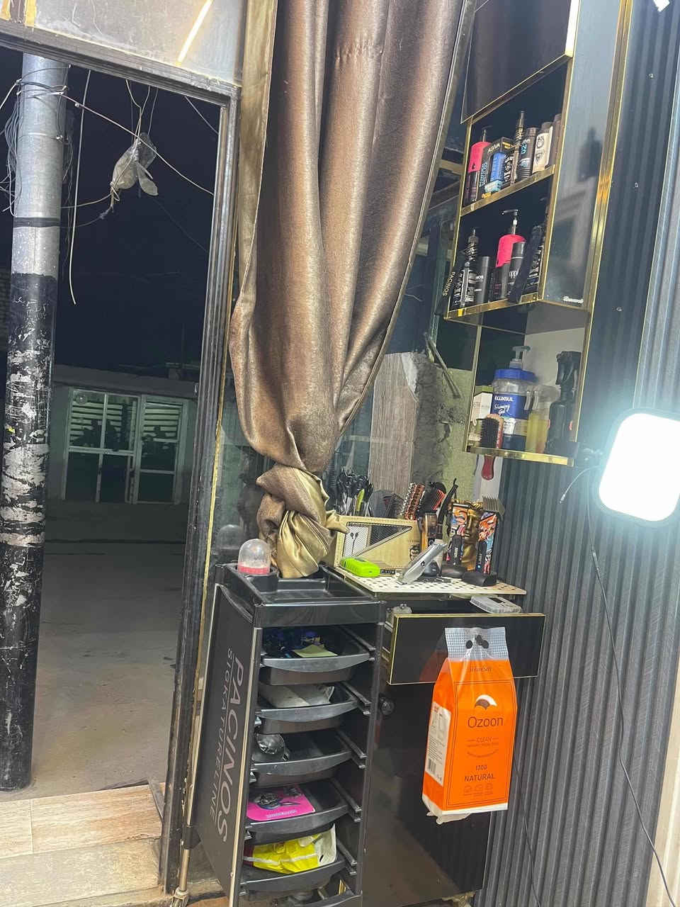 غراض حلاقه للبيع 3كراسي نضيف +سيت 4قطع رف وميز  +ومرياه وعربان سعرهن 450 كلهن وبي مجال واتساب ***********

