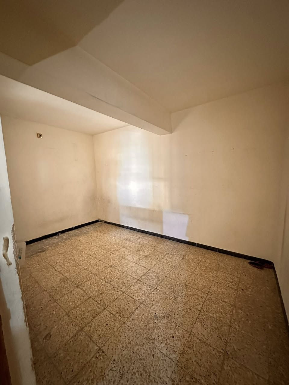 #للايجار_في_السيدية
📍 الطابق: الأول (فوق الأرضي)
🛏 3 غرف نوم
🛋 صالة
🍽 مطبخ
🚿 خدمات

💰 الإيجار: 600 ألف

📌 العنوان: مكتب الفهد الهندسي – مقابيل لحوم جويلي
📞 للاستفسار: ***********
