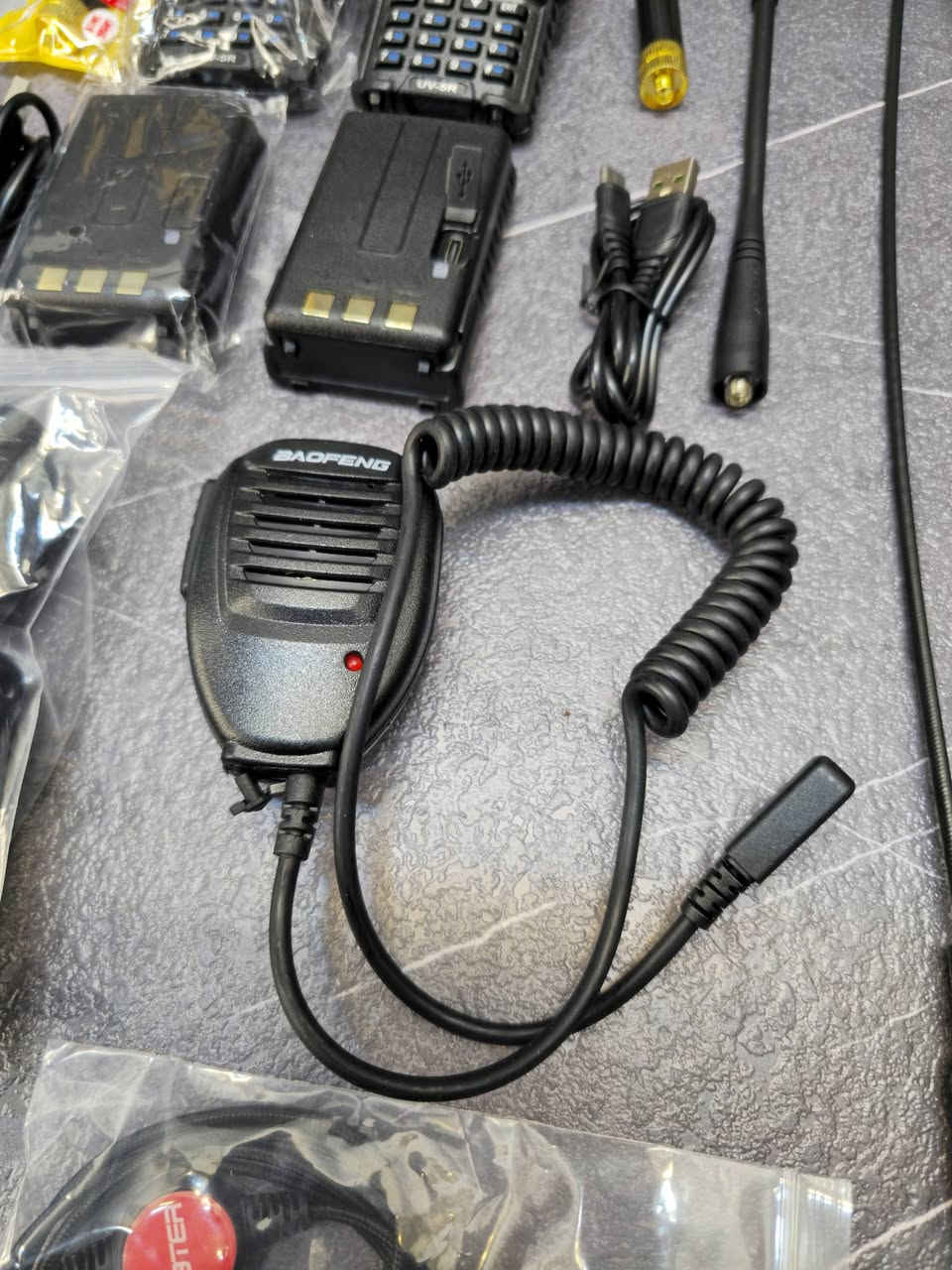 مزاد أعلى سعر ابيع 

جهاز الاتصال اللاسلكي Baofeng UV-5R، وهو جهاز إرسال واستقبال محمول يتميز بالتالي:
نطاقات التردد: يعمل على نطاقات VHF (136-174 ميجاهرتز) و UHF (400-520 ميجاهرتز) للإرسال والاستقبال، بالإضافة إلى استقبال راديو FM التجاري (65-108 ميجاهرتز). 
الطاقة: تبلغ قدرته الإخراجية 4 واط أو 1 واط قابلة للبرمجة. 
القنوات: يحتوي على 128 قناة ذاكرة قابلة للبرمجة. 
المميزات: يتميز بخاصية المراقبة المزدوجة (Dual watch) وحفظ البطارية وقفل لوحة المفاتيح

للاستفسار، يرجى التواصل عبر الاتصال أو الواتساب على الرقم ***********.
