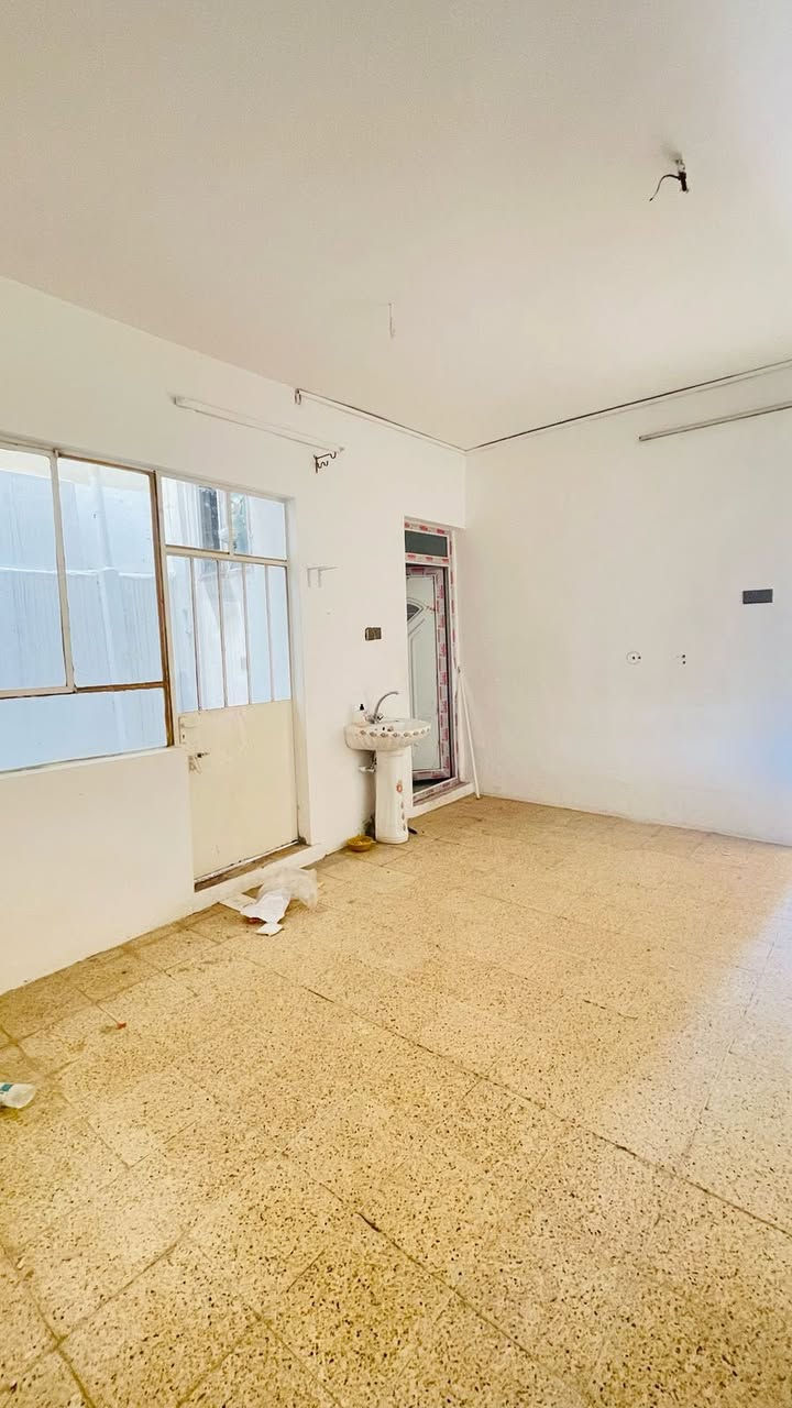 دار للأيجار المساحة 100 متر  في حي الصديق الثانية خلف جامع الطيار                    
الطابق الأول غرفة نوم وهول ومطبخ وصحيات 
الطابق الثاني 
غرفة نوم وهول ومطبخ واستقبال 

علماً ان الدار مفصول الطابق الاول عن الثاني 
للاستفسار 
***********
