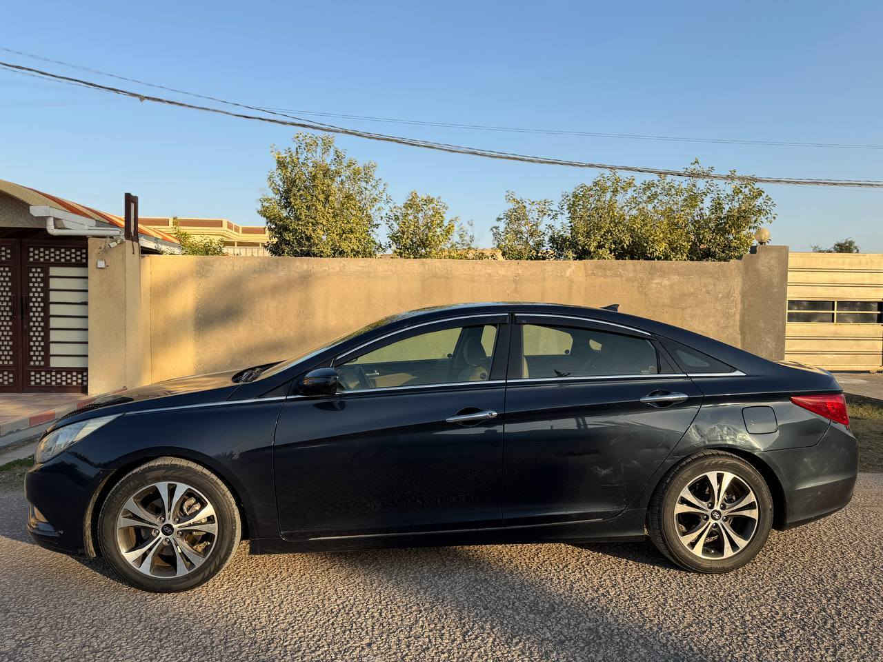 � للبيع هيونداي سوناتا 2013 🚗
سيارة نظيفة وجاهزة للاستخدام، مريحة واقتصادية ومناسبة للاستخدام اليومي.

🔹 الموديل: هيونداي سوناتا
🔹 سنة الصنع: 2013
🔹 المحرك: 2400

✨ المواصفات:

 • مكيف هواء بارد ❄️
 • زجاج كهرباء
 • مرايا كهرباء
 • نظام ABS

 • الحادث : بنيد فقط بدون دواخل
 • شاشة / راديو / بلوتوث

🛠 الحالة:
السيارة بحالة جيدة، الفحص متاح، 

💰 السعر: 98 (قابل للتفاوض البسيط)

📞 للتواصل: ***********
📍 الموقع: بابل _ مركز المدينة
