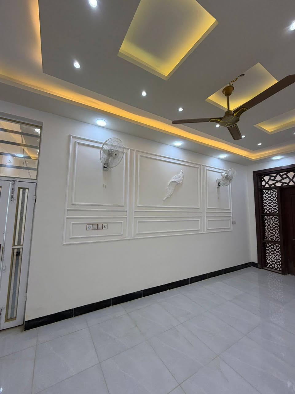 مكتب التساهل    عمود 282
‏‪0780 037 4167‬‏ بي واتساب

#بيت مساحه  160مربعه سعر💵 67💵وبيه مجال 
  م #طابو_زراعي  سند ٢٥
نجف مقابل ملحق قريه لغدير  مباشر مباشر 🤑   

غرفه 2// مطبخ// صاله// استقبال// صحيات خارج وداخل 

كراج

بناء ممتاز// اساس وسقف صب 
طابوق 🧱 جمهوري

كل البيت #سقوف_ثانويه

كل الخدمات موجوده 
مدارس 🏫 سوق #تبليط 

مقابل  قرية الغدير #مكتب التساهل عامود 282بظبط

‏‪0780 037 4167‬‏واتساب عنوان نجف
