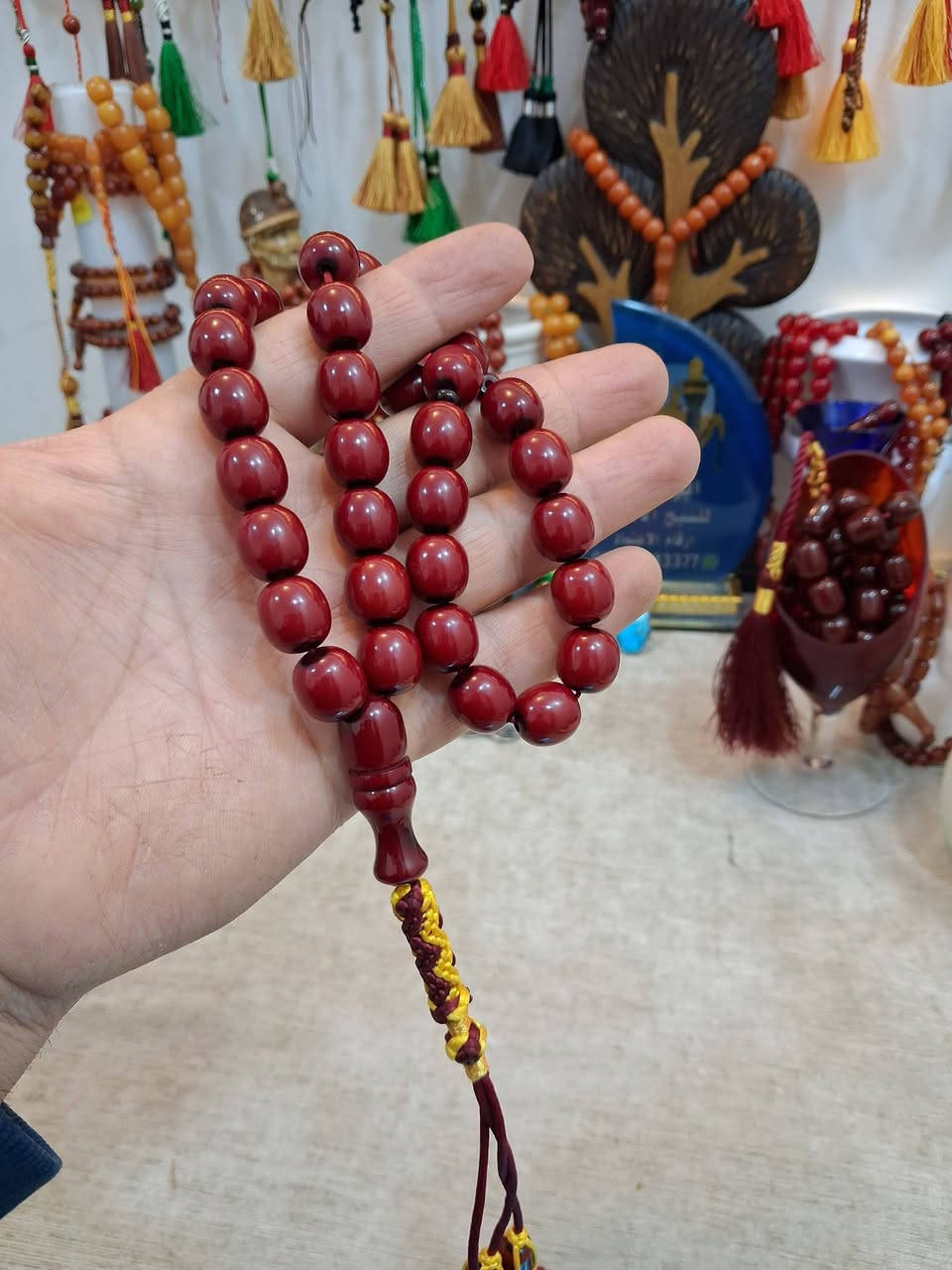 السلام عليكم ورحمة الله.. نرجو من إدارة الصفحة الموقرة الموافقة على النشر مع التقدير.
​جمال الخام الألماني الأصيل وبراعة الخراطة الحلبية العريقة يجتمعان في هذه السبحة المميزة التي تأتيكم باللون الخمري الملكي الأخاذ، وتتكون من 33 خرزة متناسقة بوزن إجمالي قدره 57 غراماً. ما يميز هذه القطعة هو الحياكة اليدوية الخاصة والحصرية بمسابحنا، والتي تعكس الذوق الرفيع وفخامة الاقتناء لتكون تحفة فنية فريدة بين يديك. هذه التحفة متوفرة الآن بسعر 100 ألف دينار عراقي، مع توفر خدمة التوصيل لجميع المحافظات بسعر 5 آلاف دينار فقط. للاستفسار والتواصل من بغداد يرجى الاتصال على الرقم ***********، ولمتابعة كل جديدنا يشرفنا انضمامكم لصفحاتنا الرسمية عبر الروابط التالية:
​فيسبوك: https://www.facebook.com/share/17jXouFZ5c/
تيك توك: https://tiktok.com/@mazez.abojafar
