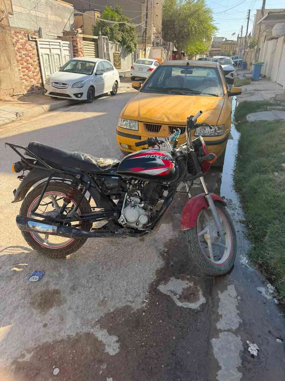 دراجه بوكسر ٢٢ نظيفه كفاله محرك وشاصي 
بيها ورقه منفيس ومكاتبه تكفلك سرقه و اي شي
تواصل ***********مكان دوره ابو دشير
