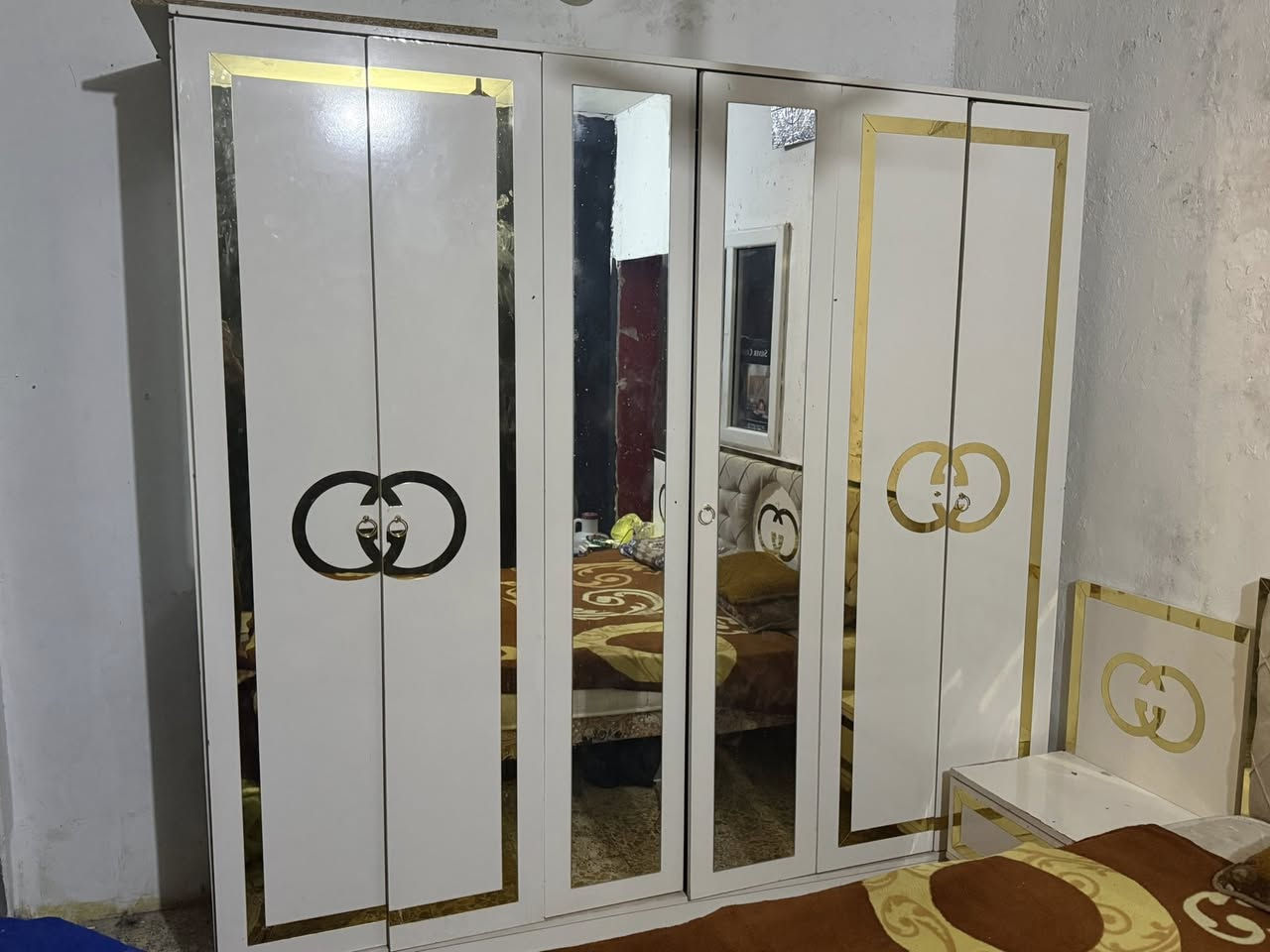 غرفه نوم ٥ قطع نضيفه بس الميز التواليت مكسور بس المرايه موجوده سعره ٣٠٠ ويه الدوشك بيع مستعجل مكاني كربلاه /***********
