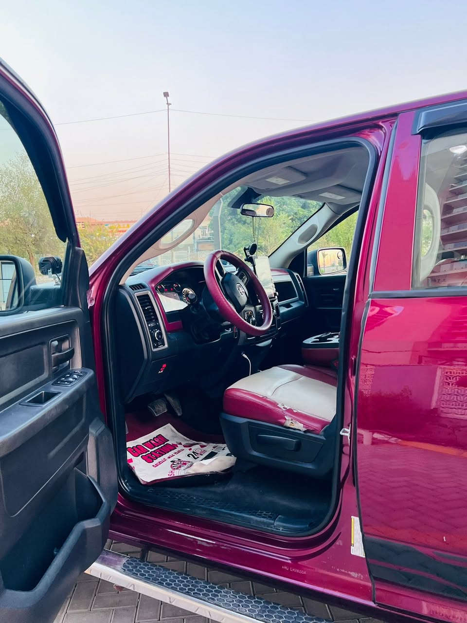 السلام عليكم 
رام كلاسك  موديل ٢٠١٧
رقم أربيل باب طويل بدي قصير 
سياره باسمي حادثها جاملغ وبنيد 
السياره ٨سلندر ٥٧٠٠
للبيع او مراوس
مكاني حي الجهاد 
***********
