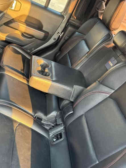 ‎جيب جلاديتور Robicon 2021
‎سيارة جديدة جداً ماشية 38 الف فقط 
‎  ‎المواصفات :
‎ا‎* نسخة موهافي .
‎ا‎* دفع رباعي 4x4 بنظام روك تراك .
‎ا‎* منظومة تعليق خاصة بالطرق الوعرة ارتفاع 2 أنج مع ممتصات للصدمات (دبلات) من نوع فوكس (FOX) .
‎غ‎* درع كامل اسفل وجوانب السيارة للحماية .
‎ا‎ ويل للطرق الوعرة اسود نصف لماع قياس 18 انج نسخة خاصة بالاصدار الأول .
‎ا‎* اطارات قياس 35 أنچ . 
‎  مقاعد بخطوط احمر .
‎* دشبول مع الستيرن مغلف بالجلد مع خطوط احمر نسخة خاصة بالاصدار
‎* تدفئة للمقاعد الأمامية . 
‎* مساحة تخزين اضافية تحت المقاعد الخلفية .
‎* محدد سرعة . 
‎* تلفون بلوتوث . 
‎* شاشه كبيرة مع نضام ملاحة نفكيشن GPS .
‎* سستم صوت الپاين مع 9 سماعات پريميوم .
‎* كاميرا خلفية مع امكانية التقريب (زوم) .
‎* حساسات خلفية .
‎*نظام (Auto Break System) مانع تصادم خلفي .
‎* مرايا متحسسة للاضاءة العالية .
‎* تشغيل عن بعد .
‎* دخول ذكي (بصمة) .
‎* لايت مع بلوجكتر زنون .
‎* بك لايت مع سكن لايت LED .
*‎سقف كشف .
‎* ابواب قابلة للازالة .
‎* زجاج امامي قابل للطي .
‎* غطاء للصندوق الخلفي قابل للطي .
‎* عزل كامل للصندوق والباب الخلفي مقاوم للخدوش .
‎* إضاءة داخل الصندوق الخلفي . 
‎* ماخذ للتيار الكهربائي 220 ڤولت .
‎* منظومة كاملة للقطر (السحب) . 
‎* نظام (Auto Start System) التشغيل والاطفاء 
الاوتوماتيكي للتوفير في صرف* 
*سياره كامل بي بي اف*
كتاب جام اسود*
‎ا‎المحرك : V6.  3.0 eco disel ***********. سعر ٣٦٥
