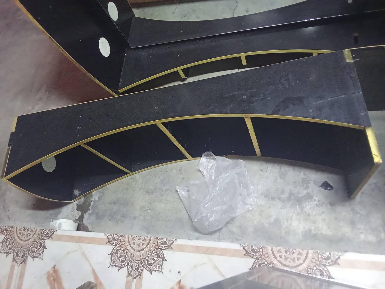 ميز حلاقه   مرئيي 2 البيع ***********
