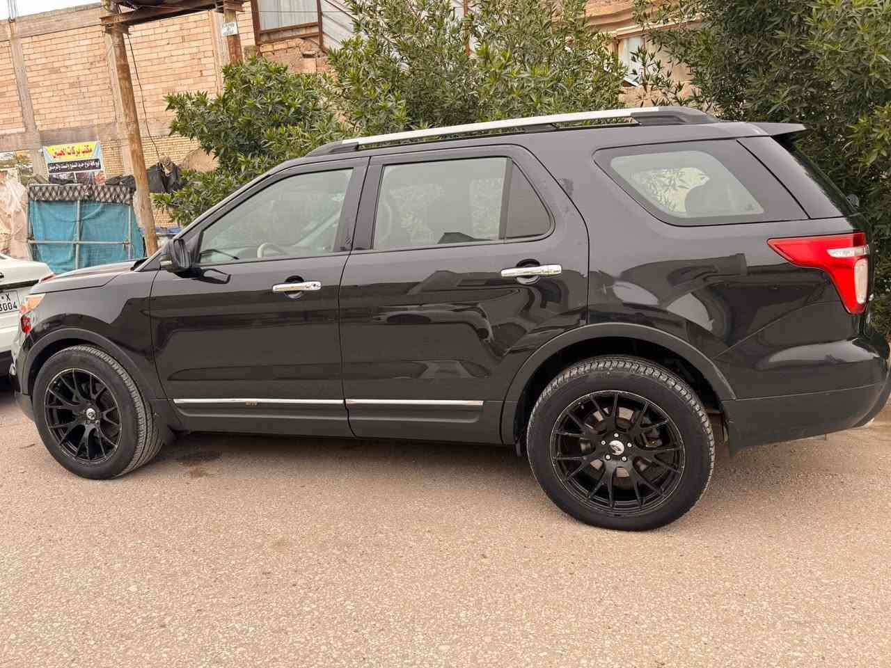 السلام عليكم فورت اكسبلور موديل 2013 بدون حادث سرقه جاملغ وبنيد يعني كفاله من لحادث والايرباك سياره xlt  سبعه راكب سعر 125 عنواني كربلاء 
***********
