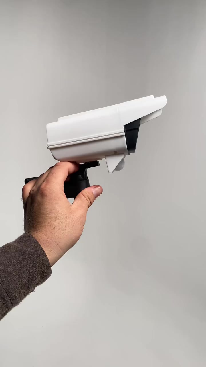 كشاف طاقة شمسية بحساس حركة PIR – 77 LED مع ريموت كنترول (موديل 2178T)

كشاف إنارة خارجي يعمل بالطاقة الشمسية، مزوّد بحساس حركة و3 أوضاع إضاءة، مناسب للاستخدام الخارجي اليومي دون الحاجة للكهرباء.

• يعمل بالطاقة الشمسية مع حساس حركة PIR وحساس إضاءة ليلية

• يحتوي على 77 لمبة SMD LED لإضاءة واضحة

• 3 أوضاع إضاءة قابلة للتغيير حسب الحاجة

• زاوية استشعار حركة تصل إلى 120°

• مزوّد بريموت كنترول للتحكم عن بُعد

• مناسب للاستخدام الخارجي ومقاوم للماء بمعيار IP65

• نوع الحساس: PIR (استشعار حركة + استشعار ليلي)
• أوضاع الإضاءة: 3 أوضاع
 • وضع الاستشعار (يضيء عند الحركة ويطفأ بعد 20–30 ثانية)
 • وضع إضاءة خافتة مع استشعار حركة
 • وضع إضاءة خافتة مستمرة
• زاوية الاستشعار: 120 درجة
• مقاومة الماء: IP65
• التحكم: ريموت كنترول
• مصدر الطاقة: طاقة شمسية

محتويات العلبة

• كشاف طاقة شمسية بحساس حركة
• قاعدة تثبيت
• ريموت كنترول

    السعر 12 الف وتوصيل مجاني  

 الحجز وتساب ***********
