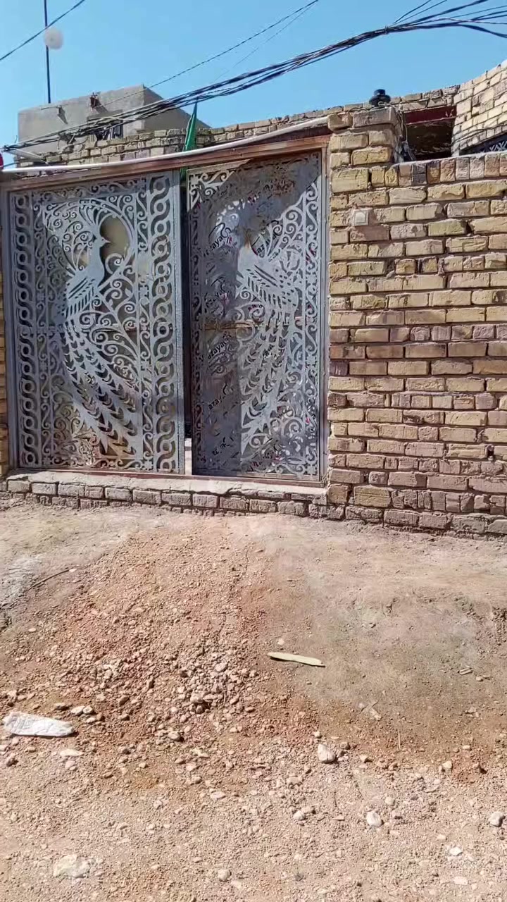 ياالله سلام عليكم بيت طابو زراعي سند 25 للبيع مساحه 210م أساسه صب بناء طابوق اعكاده يتكون من غرفتين وصاله واستقبال ومطبخ وتخاريج داخلي وخارجي بجهة الرغيله قريب على محطة كهرباء الرغيله للأستفسار *********** حيدر الشيباني
