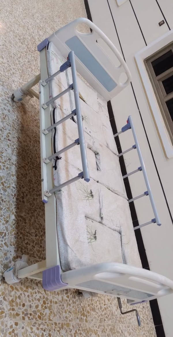 للبيع سريرطبي خمسة حركات قلاب يمين و يسار يصبح كرسي بحالة جديده مع الملحقات السعر النهائي ٢٧٥ الف موجود في بغداد منطقة جميله موجود واتساب ***********
