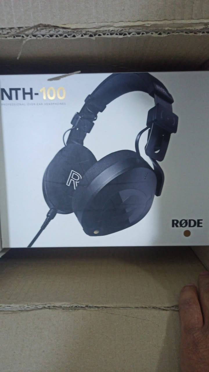 سماعة RØDE NTH-100
اخو الجديد استخدام قليل جداً 
***********
واتساب
