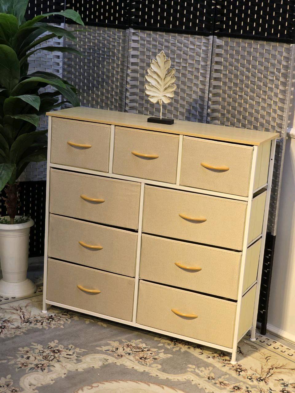 هذا الكومودي مصمّم بأناقة مع عشرة أدراج لتوفير مساحة تخزين واسعة. يحتوي على مقابض جذابة بتصميم مريح للمسه الفني. مثالي لتنظيم الملابس أو مستلزمات المنزل في أي غرفة. بحالة جيدة جدًا وقليل الاستخدام.