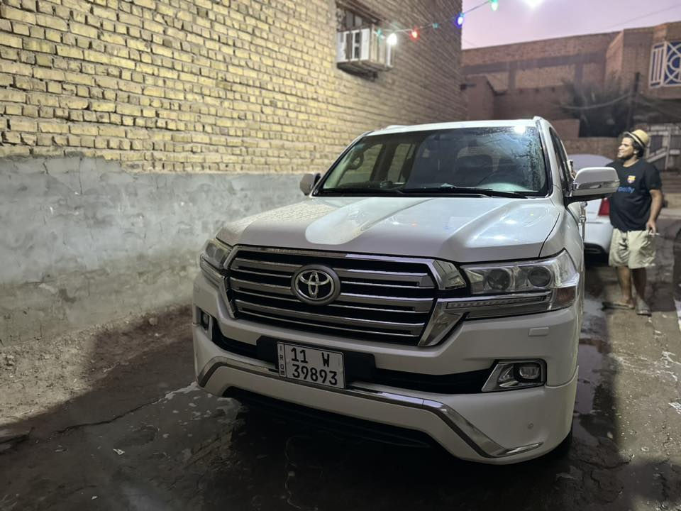 السلام عليكم اخوان لاندكروز خليجي فطيم للبيع موديل 2017 السياره جاهزه وحلوه وكفاله من الشخط مكينه 8 سلندر 4.7السياره توني شادلهه تاير دلوب ماشيه 184 مواصفاتهه تشغيل عن بعد بصمه كشنات جلد تحكم استرن جهه وحده 
لسعر 47000 وبيهه مجال حك الجيه للتواصل ***********
