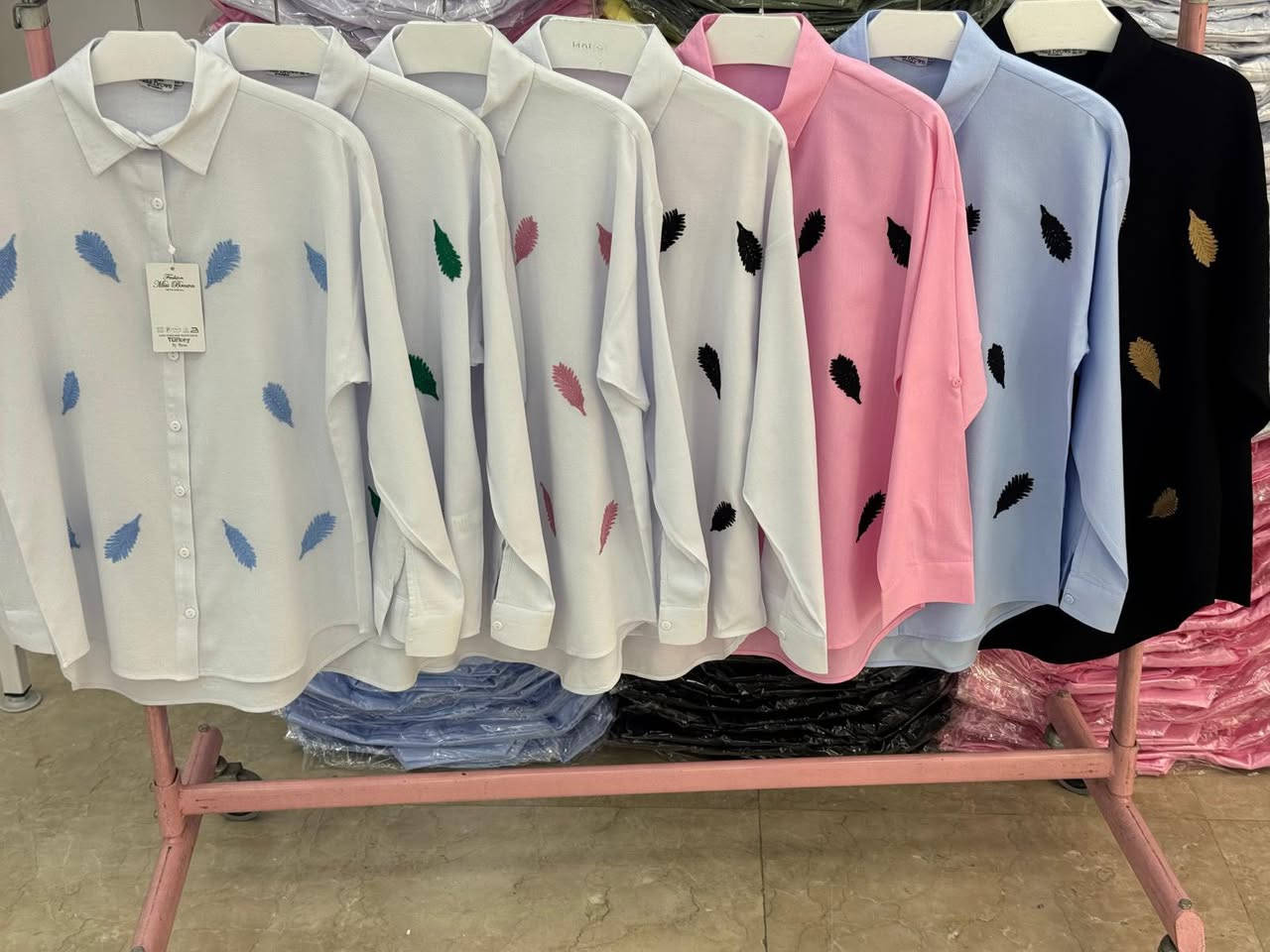 السلام عليكم 
جملة جملة جملة فقط ‼️‼️
قميص نسائي قياسات s m  l  xl
طول 70 و 75 
لطلب اتصال واتساب فقط ***********
