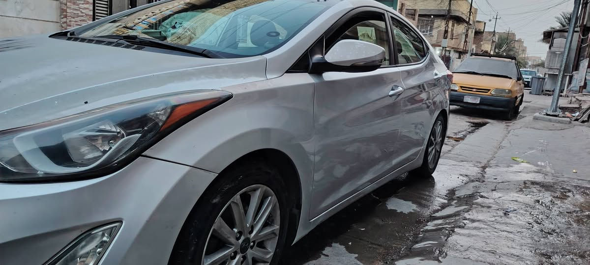 السلام عليكم ورحمة الله تعالى
النترا وارد أمريكي 2015 بغداد
 حادثها بنيد وجاملغ
# محرك 1800 دوش مامفتوح 
# تدفئة تبريد
#سنويه بأسمي لغاية 2030

@السعر 108
للإتصال ***********
