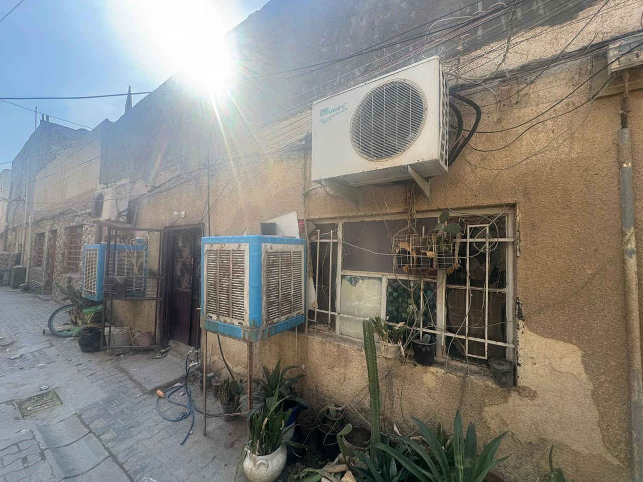 من رخصة الادمن ..
بيت في منطقة الاسكان  
شارع 23 
محلة 625
زقاق 23 
دار 10
مساحة 81 م
9 واجهة ... 9 نزال
طابق واحد مع مخزن بالسطح
هول و غرف نوم عدد 2  و تكرمون حمام و تواليت
 السعر ---165 مليون
للاستفسار ***********
او على الخاص
