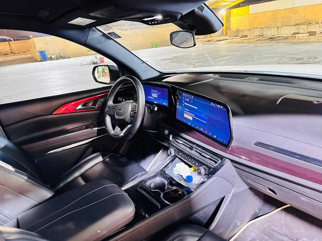 شفروليه ترافرس 2024 فئة Z71 باللون الأبيض هي سيارة SUV عائلية بقدرات طرق وعرة، تأتي بمحرك 4 أسطوانات توربو 2.5 لتر (328 حصان، 442 نيوتن متر)، دفع رباعي ذكي (Twin-clutch)، نظام تعليق مرتفع، شاشة 17.7 بوصة، ومقاعد 7/8 ركاب. تتميز بلمسات سوداء خارجية، خطافات سحب حمراء، وإطارات لجميع التضاريس.
المواصفات التفصيلية لشفروليه ترافرس Z71 موديل 2024:

المحرك والأداء:

محرك 2.5 لتر توربو، 4 أسطوانات.

 حصان).

عزم الدوران: 

￼442

 نيوتن متر.

ناقل حركة: أوتوماتيكي من 8 سرعات.

نظام الدفع: دفع رباعي مخصص للطرق الوعرة (AWD) مع تعشيق مزدوج.

قدرة سحب عالية تصل إلى 328 حصان

￼
2267
 كجم.

التصميم الخارجي (فئة Z71):

لون أبيض مع لمسات سوداء مميزة.

شبك أمامي أسود أكثر صلابة.

عجلات ألومنيوم سوداء عالية اللمعان قياس 18 إنش مع إطارات لجميع التضاريس.

خلوص أرضي مرتفع ونظام تعليق خاص بالطرق الوعرة.

ألواح حماية سفلية (Skid plates) وخطافات سحب حمراء.

المقصورة الداخلية والتقنيات:

شاشة معلومات وترفيه ضخمة قياس 17.7 بوصة (الأكبر في فئتها).

شاشة عرض رقمية للسائق قياس 11 بوصة.

مقاعد بكسوة جلد/إيفوتكس (Evotex) 

تتوفر بـ 7 مقاعد

شاحن لاسلكي ونظام WiFi hotspot.

نظام صوتي Bose بـ 10 مكبرات صوت

الأمان والسلامة:

نظام تثبيت السرعة التكيفي، فرملة تلقائية للطوارئ.

مراقبة النقطة العمياء، وتنبيه حركة المرور الخلفية.

نظام التحكم في نزول المنحدرات.

نظام رؤية شامل (كاميرات 360 درجة).

باب خلفي كهربائي بتقنية الاستشعار الذكي (AutoSense).

مرقمه ميسان شهداء باسم شاب 
هاتف ***********
