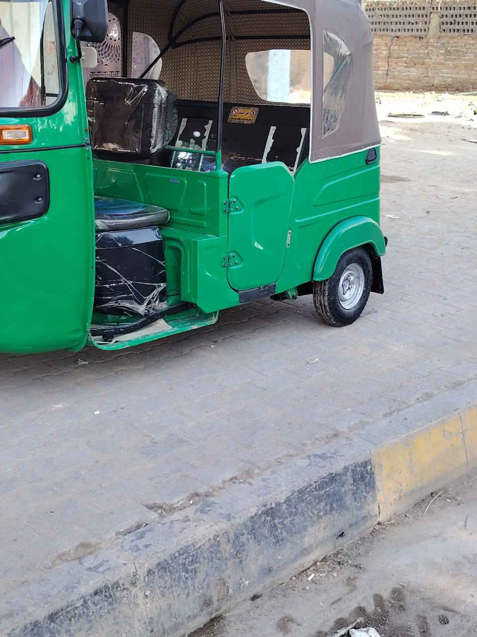 تكتك 21 الشهر 10 رقم وسنويه نكليزي مكفوله
 بس المكينه مجفته شركه
 مكان كربلاء حي النضال
 سعر 7و 600 وبيه مجل قليل  ***********
