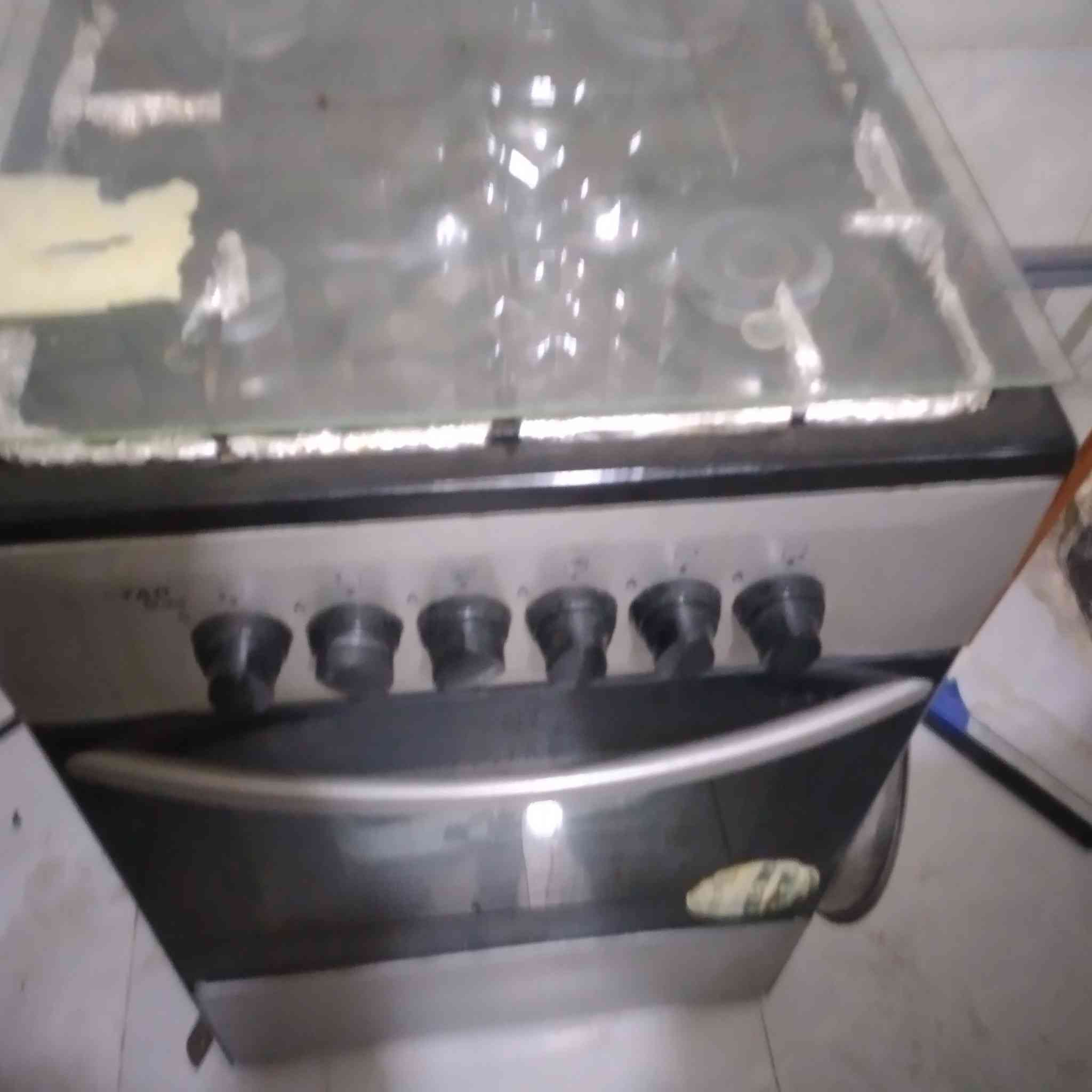 للبيع 
طباخ اربع عيون نظيف جدآ مع فرن غير مستخدم
سعره 100 
***********
