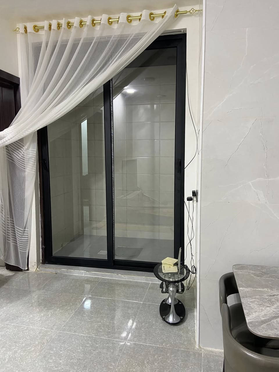 مرحبا 
بيت للبيع بشارع ١٣قريب ع الغزاليه 
مساحة ١٨٦
طابق واحد بناء جديد 
للاستفسار ***********
بي غرفتين جوه كبار 
وحديقه داخليه 
وحمام داخل غرفه 
وحولي 
صاله 
مطبخ
وترك 
وحوش كبير وحديقه
