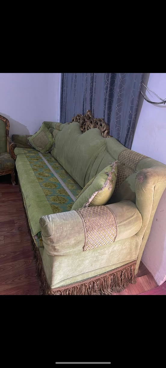سلام عليكم  اربعه قنفات وثنين كراسي اثنين قنفات طولهن 3 مترات وثنيت طولهن 2مترتين السعر 400وابيهت مجال مكاني البصره قضاء الزبير التواصل على هاذا الرقم (***********)
