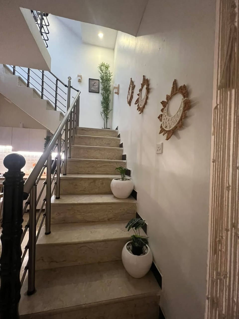 بسم الله لاقوة الا بالله .. 
دار للبيع مساحة (١٠٠ متر )
واجهه ٥ متر نزال ٢٠ 
 بناء ٢٠٢١ 
٣ غرف نوم  + استقبال + مطبخ + صحيات ٢
الاساتذه الثانيه خلف الاربع شوارع مباشرة 
للاستفسار : ***********
