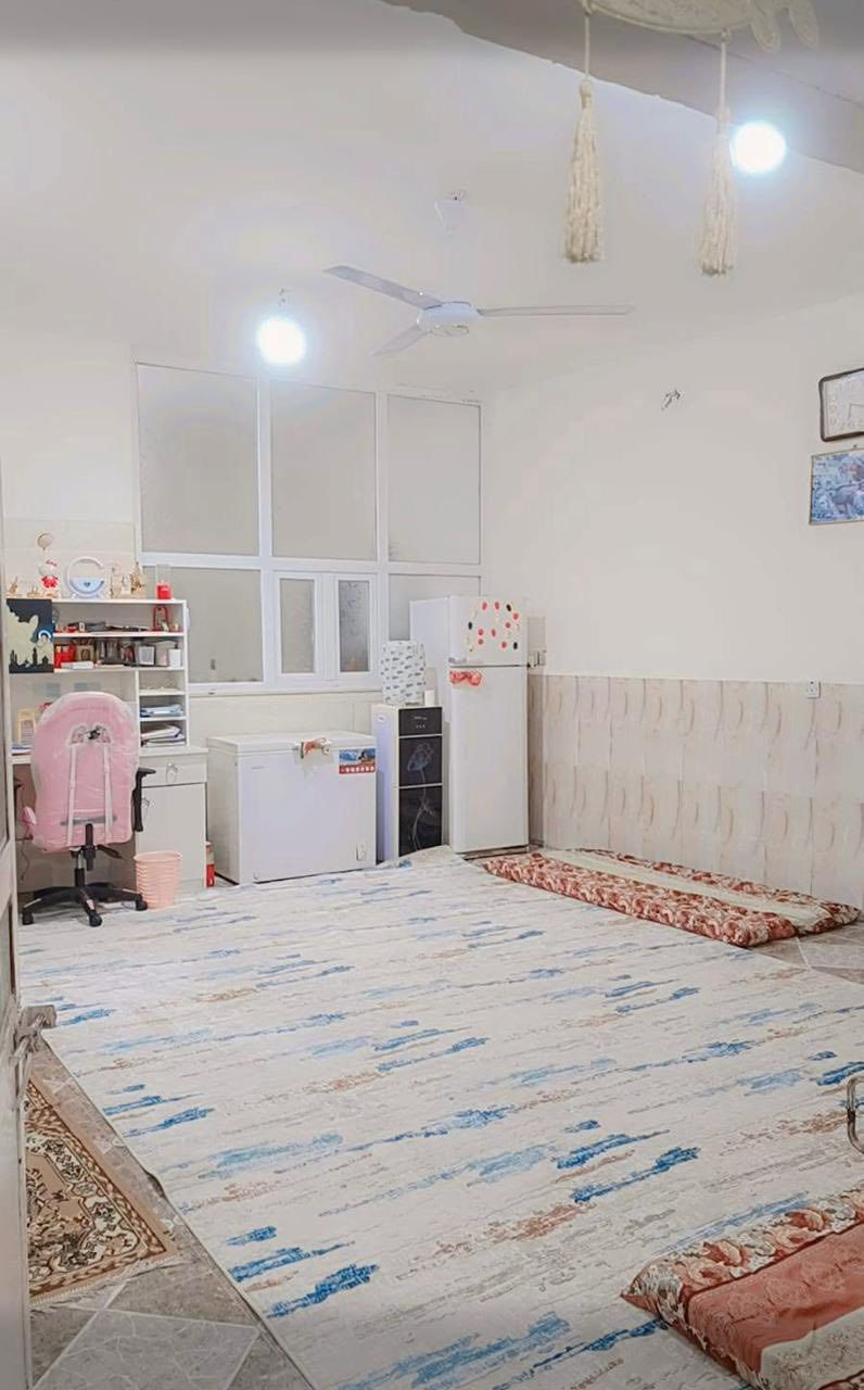 بيت للبيع بسعر مناسب في خانقين منطقة بانميل 🏘️ المساحه200م
يحتوي على 1 غرفة نوم واستقبال وصاله ومطبخ ومجمع صحيات وحديقة وكراج سياره//البيت فول سيراميك كلش نظيف 
السعر مناسب للاستفسار ***********
