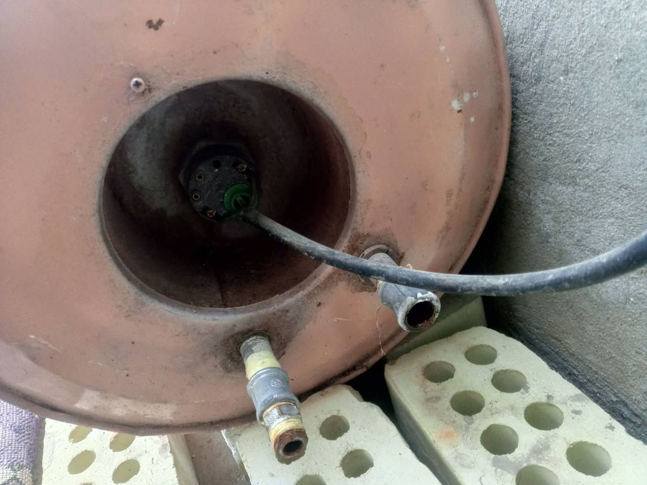 سخان تعليك شغال وهيتر واوتماتيك جدد حار جدا نفس البصورة  سعرة 15 الف قفل بسعر الهيتر مكاني بغداد *********** واتساب
