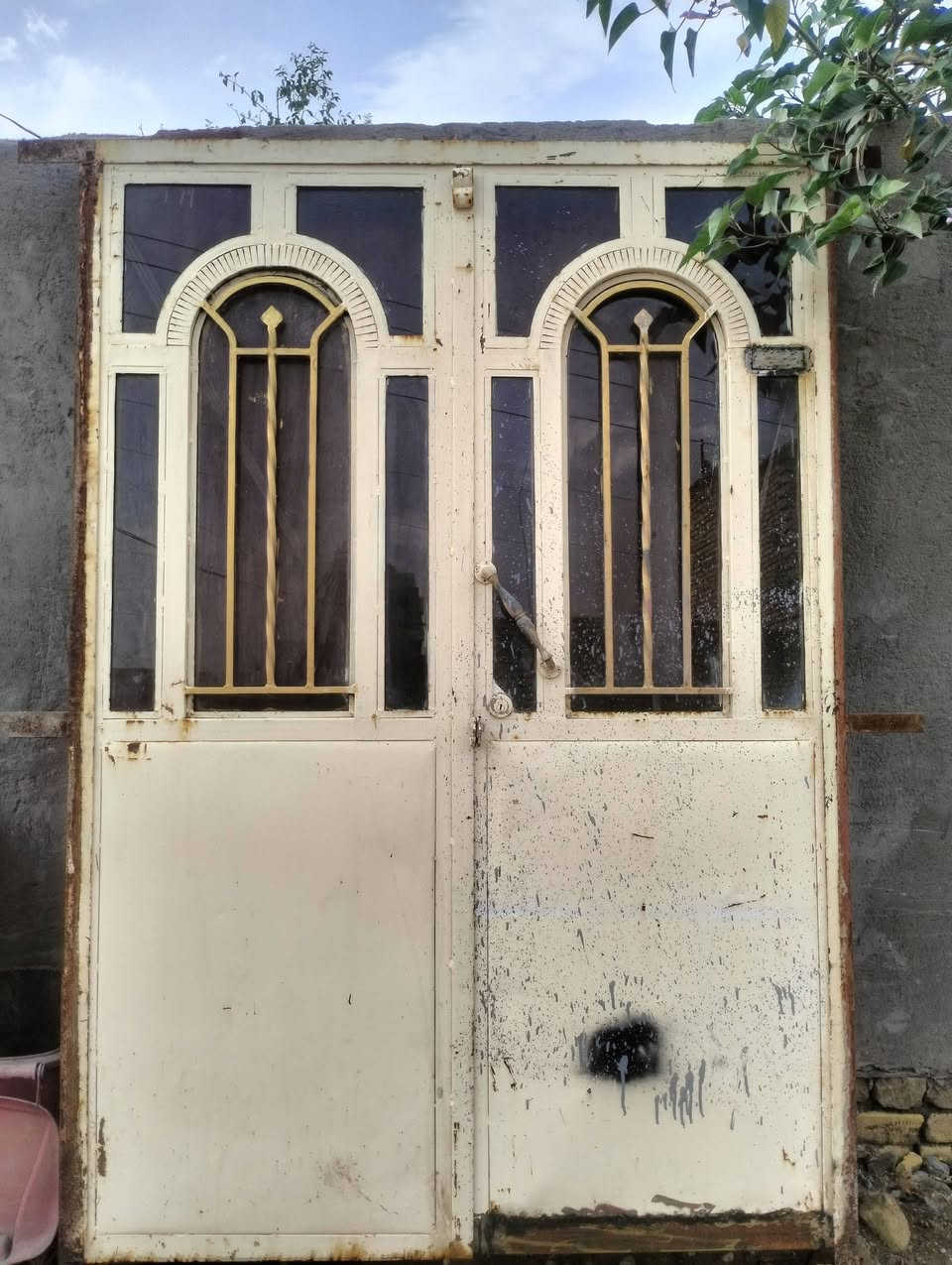 باب للبيع مال باله نضيف رتفاعه 210عرضه 140كامل هوه وجامه عوزه بس صبغ ***********
