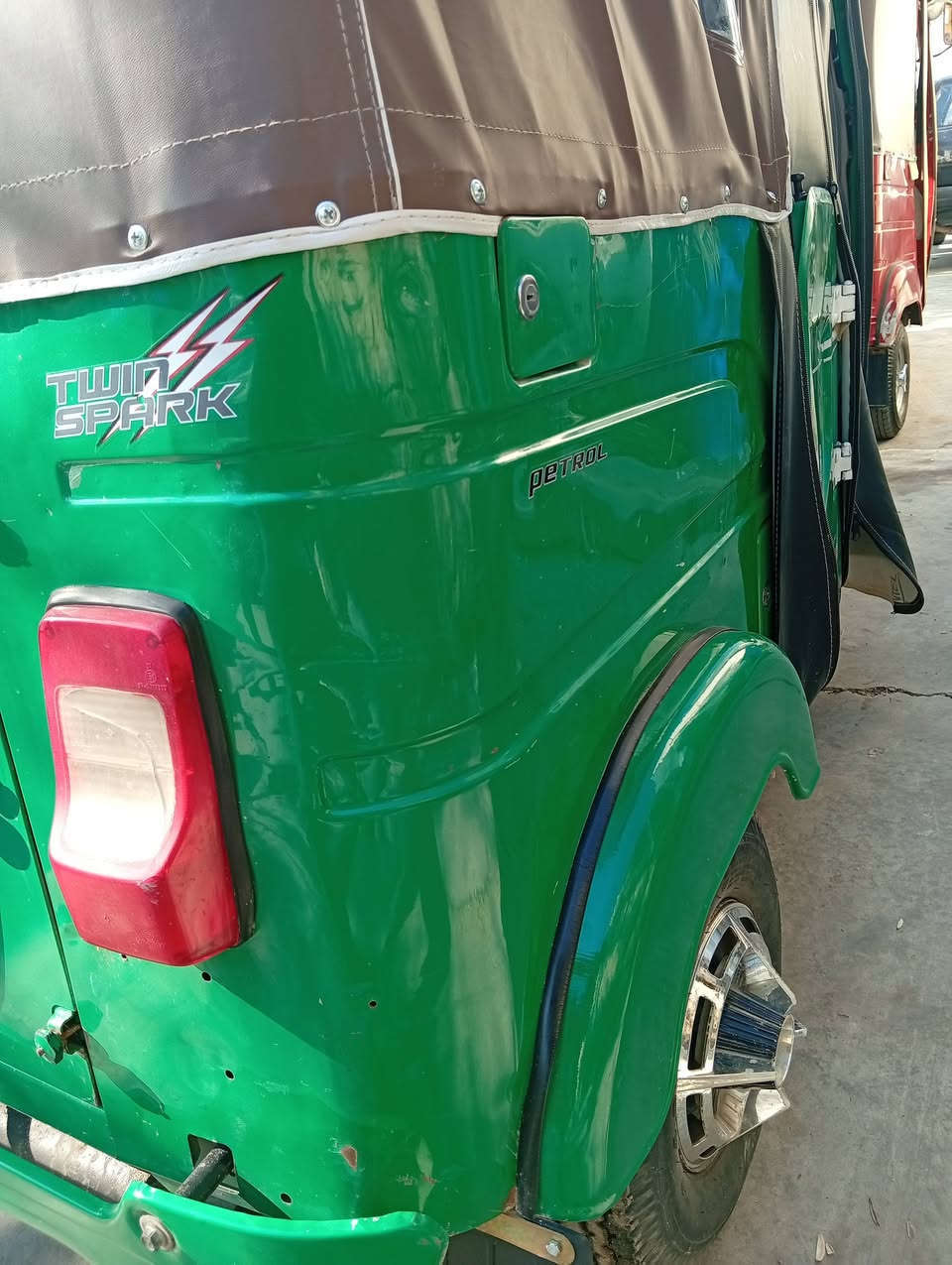 السلام عليكم تكتك 21للبيع التكتك بلاديه وخير من الله الشراي يتصل ***********
