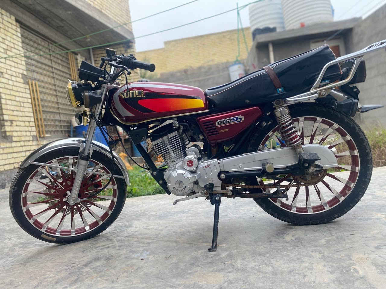 سلام عليكم دراجه ايراني سونك موديل 2025جديده ومحركها (200cc)ومحركها نضيف وخير من الله ومناقصها شي سعرها 700وبيها مجال اوراق موجوده مكاني بغداد تغاطع نهروان رقمي ***********
