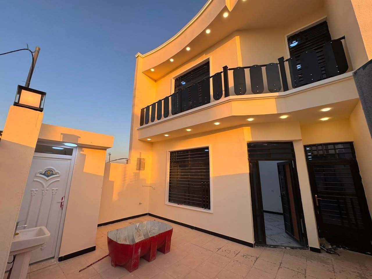 🏡 للبيع منزل مع قطعة أرض
📐 المساحة: المنزل160 متر
و مساحة الارض ايضاً 160متر  (رفت جاهز للبناء).

✨ المواصفات:

* منزل يحتوي على غرفتين نوم (سويت).
* باقي التفاصيل والمواصفات موضحة بالصور المرفقة.

📞 للاستفسار أو حجز موعد للمعاينة:
***********

️ تنبيه مهم:

المنزل وقطعة الأرض غير معروضين للبيع معًا، وإنما كل واحد يُباع بشكل مستقل
