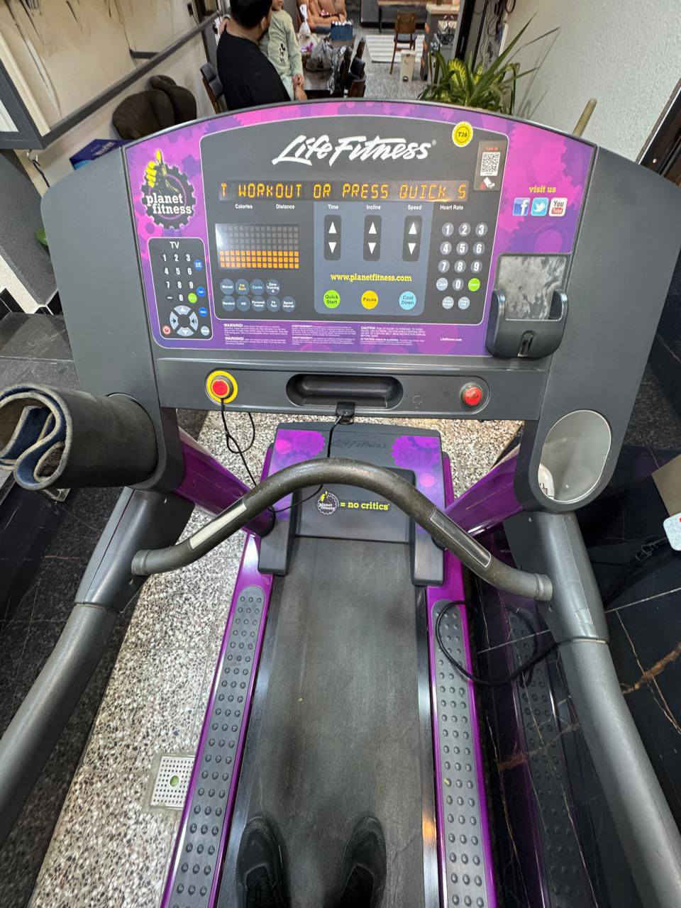 السلام عليكم
جهاز جري امريكي من شركه لايف فتنس اصلي استخدامه قليل كلش جهاز نظيف عنواني بغداد بالقرب من جسر الصرافيه بأتجاه مطعم صاج البديع سعره 8 اوراق وبي مجال للشراي هذه رقمي ***********
