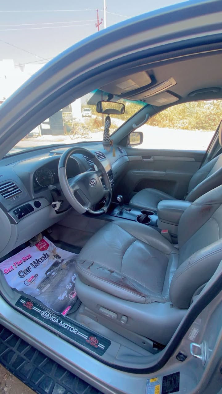 السلام عليكم كيا بوريجو 2009 وراد امريكي موصفات الامريكي معروفه السياره نص فول كشنات جلد تحكمات مثبت سرعه 
قطعتين تبريد 
السياره جاهزه للأخير  
سنويه لل2027 
ضررها بارد ب البنيد فقط 
السياره رقم مميز تلث ارقام 
السعر 125وبيها مجال شي بسيط 
مكان السياره ديالى بعقوبه 
للاستفسار على الرقم ***********
