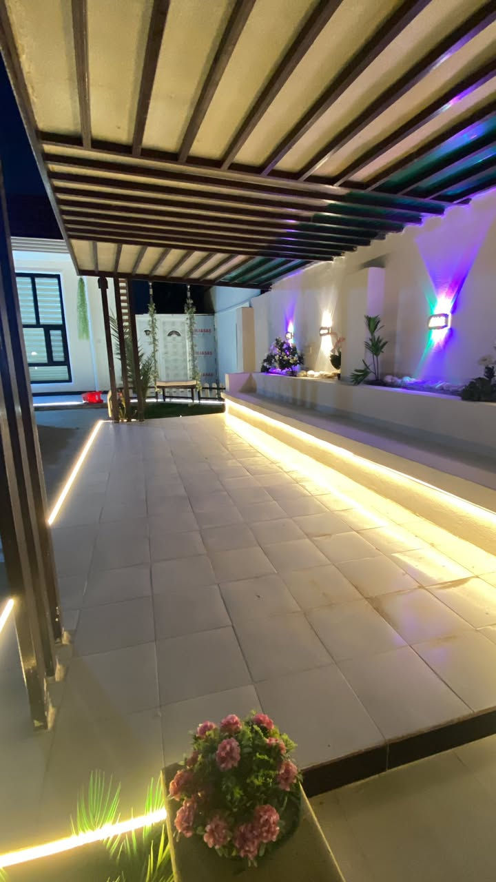 🌴 مزرعة الواحة 🌴
استمتع بلحظات لا تُنسى في قلب الطبيعة والهدوء. سواء كنت تبحث عن أجواء مشمسة ونشاطات صباحية، أو سهرات هادئة تحت ضوء القمر، نحن بانتظارك!
​أوقات الحجز المتاحة:
​☀️ الفترة الصباحية (شفت النهار):
تبدأ من الساعة 8:00 صباحاً وحتى الساعة 6:00 مساءً. خيارك الأفضل للاستمتاع بالمسابح، الأجواء المفتوحة، وتجمعات الغداء العائلية.
​✨ الفترة المسائية (شفت السهرة):
تبدأ من الساعة 8:00 مساءً وحتى الساعة 6:00 صباحاً. مثالية للسهرات الخاصة، الأجواء الباردة، والاسترخاء بعيداً عن صخب المدينة.
​نحن نهتم بتفاصيلك: الفترة الفاصلة بين الشفتات مخصصة لأعمال التنظيف والتعقيم لضمان استلامكم للمزرعة في أبهى صورة.
​📞 للحجز والاستفسار، يرجى التواصل معنا عبر الرقم: 
[*********** ](***********)
