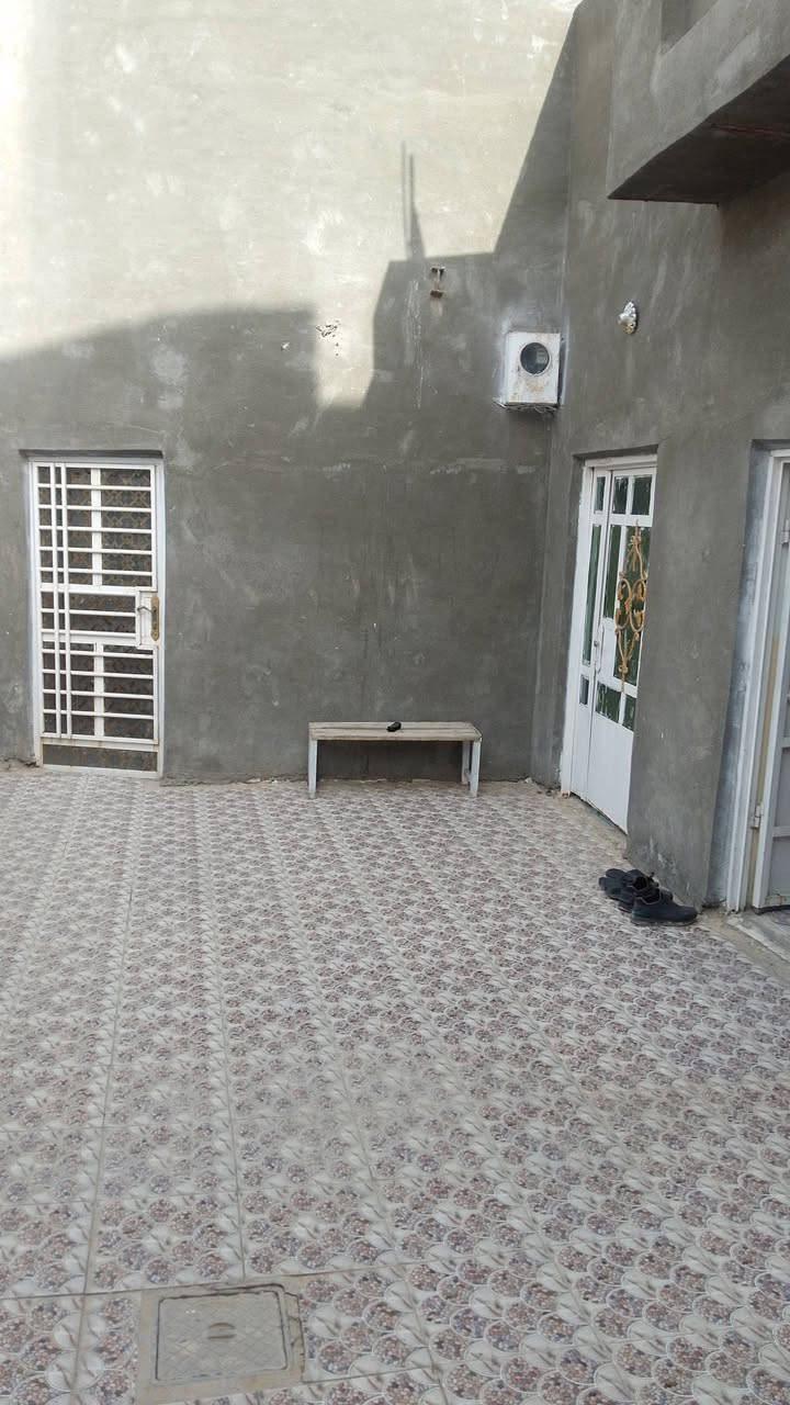 السلام عليكم 
دار للبيع مساحه 150 متر طابو زراعي سند 25 باسمي 
موقعه على ربيانه بشارع الحاج ابو انس قرب دار حيدر المساح بيت نضيف ومرتب وسعره مناسب ***********
