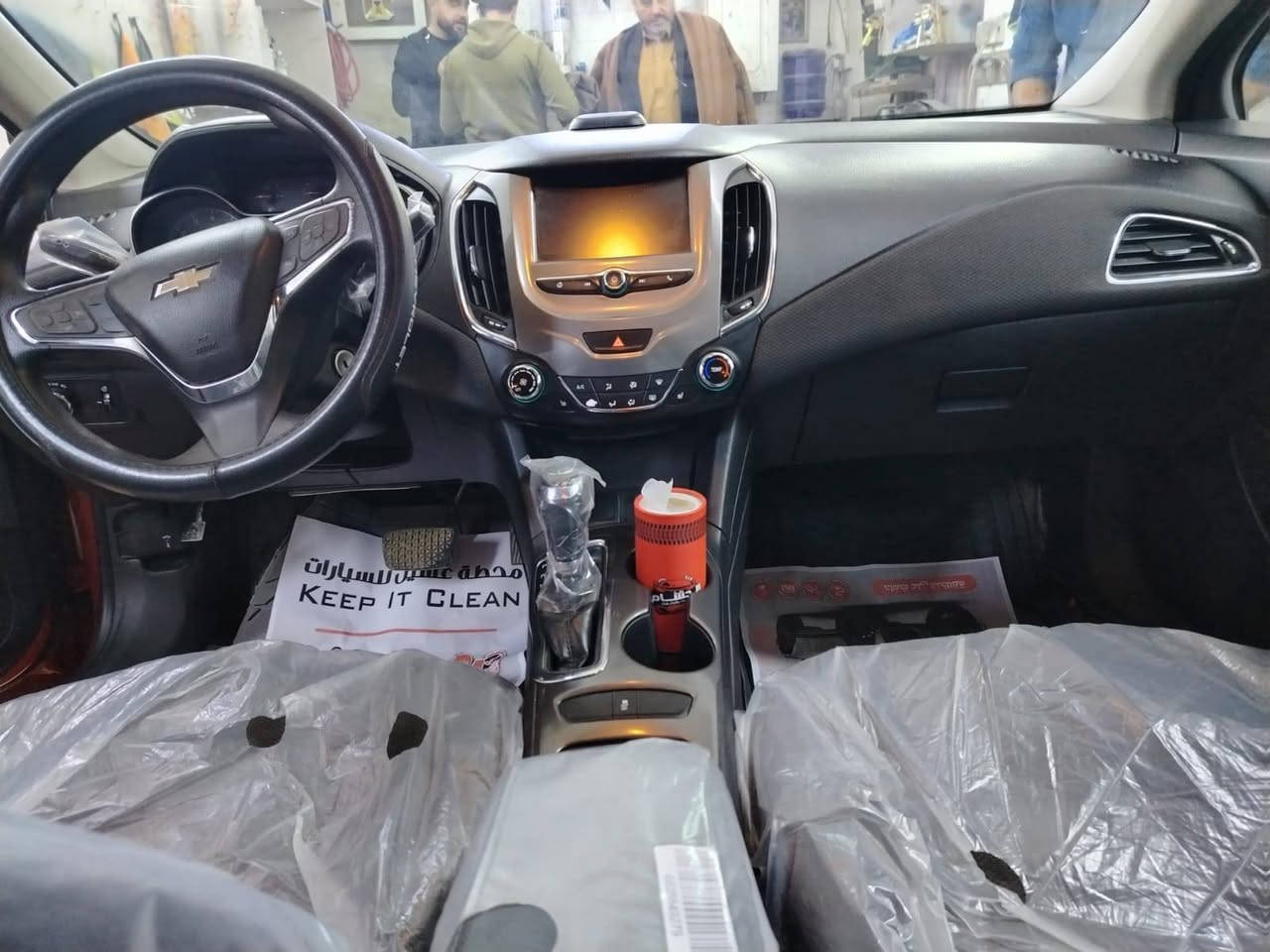 السلام عليكم السعر 95 وبيها مجال 
شوفرليت كروز موديل 2018 وارد أمريكي حادث فقط بالعراق كما موضح بالصور.
مواصفات السيارة:
شاشة جبيرة
كامره دواره
لايت لد
سويج شخاطه
لايت زنون
جام 4 اوتو
سيستم صوت
carplay
مكينه 1400 تيربو
كير اتو + عادي
بلوتوث 
شاشة اعطال
اوتو استوب + حساس تاير + مانع انزلاق+مثبت سرعه 
وبعد بيه هوايه مواصفات مذكوره

ملاحظة غير متواجد على الخاص 
السعر 95 وبيها مجال 
 مكانها بغداد 
للاستفسار الاتصال على الرقم ‏‪***********‬‏
