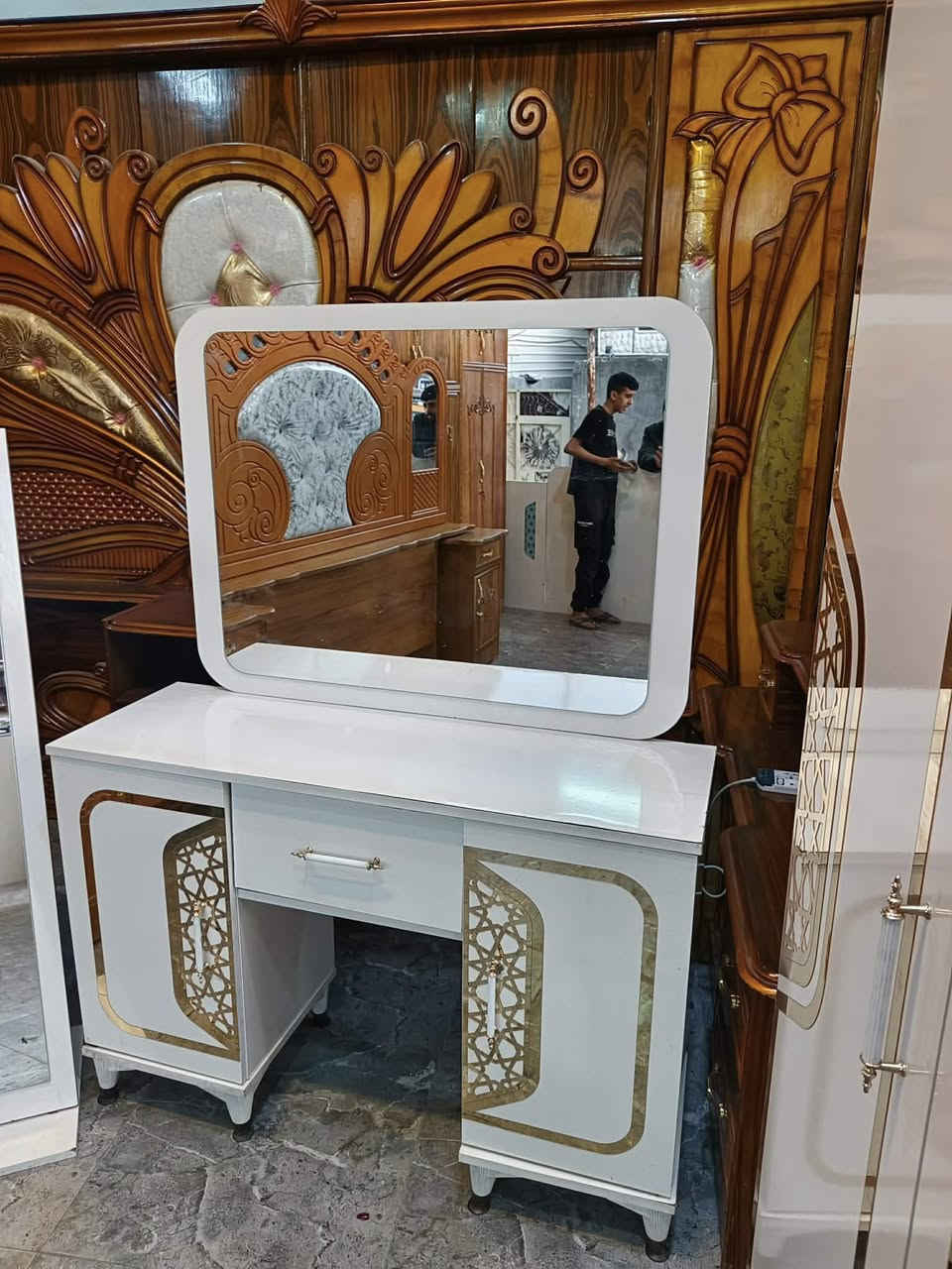 السلام عليكم غرفة نوم تركي 8 قطع السعر ٧٠٠ شد ونقل داخل بغداد مجاناً للتواصل ***********
