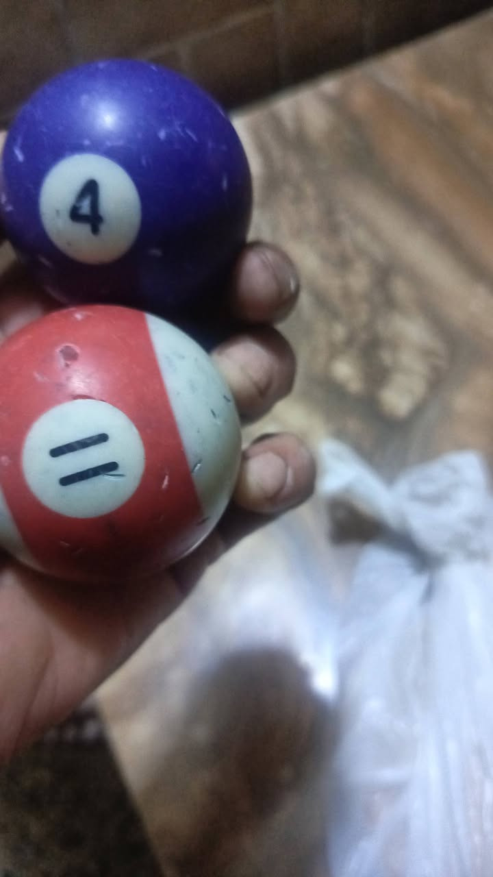اغراض كوفي مستعمله للبيع  كيوبات  كرات نفاظات طاوليات دومينات ورق عدد 4 مكلف بل نشر
***********
